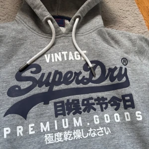 superdry hoodie - perfekt skick | sitter som en smäck | skönt material | pris kan diskuteras vid snabb affär 👍