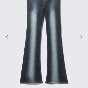 Bootcut jeans med ljus tvätt - Snygga trendiga  bootcut jeans med markerad ljus tvätt längs benen. Säljs pga används ej längre😊 Kontakta gärna vid frågor💕