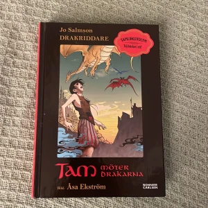 Tam möter drakarna (Drakriddare, samlingsvolym) - Följ Tam på ett episkt äventyr bland drakar och magi! Denna bok innehåller de två första delarna i Drakriddare-serien, med spännande illustrationer av Åsa Ekström. Perfekt för dig som älskar fantasy och vill drömma dig bort till en annan värld.
