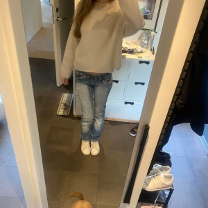 Lågmidjade jeans - Skitnsygga lågmidjade jeans som tyvärr inte kommit till användning, det står inget märke eller storlek på jeansen men skulle säga 32/34💞