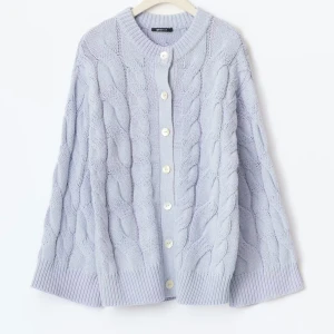 Chunky knitted cable cardigan Gina Tricot  - En jätte mysig och fin stickad kofta från Gina tricot! Väldigt populär och är slutsåld på hemsidan. Aldrig använd prislapp kvar. Går ej ner i pris 🤍