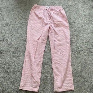 Randiga linne byxor - Vit rosa randiga linne byxor från lager 157, säljer eftersom de inte passar längre men har varit använda max 5 gånger.