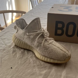 Yeezy 350  - Dags att sälja mina riktiga fina Yeezys 350 hel vita 8/10 i skick,storlek 44 men passar 43. Allt og priset ej hugget i sten. Kan gå ner vid snabb affär. 