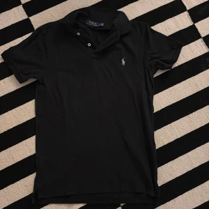 Ralph Lauren Piketröja - Säljer nu min fina Ralph Lauren piketröja. Tröjan är mer eller mindre aldrig använd och är i superfint skick. Tröjan är Slimfit och kostar 1699kr ny. Skicket är 9/10