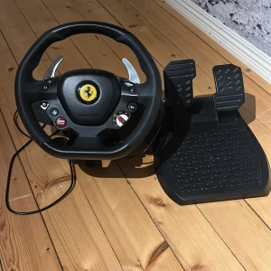 Ratt och pedal - Ratt och pedal som är använd ett par fåtal gånger. Riktigt bra skick och är ett måste för dig som älskar att köra bil. Skriv vid frågor.