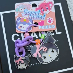 Söta färgglada nyckelringar - Sanrio  - färgglada nyckelringar med kedjor och pärlor, dekorerade med gulliga animeinspirerade figurer. Välj mellan lila, mintgrön, rosa eller blå kedja med matchande figurer och detaljer. Perfekt accessoar för dig som älskar kawaii och vill sticka ut. Säljs 29kr/st