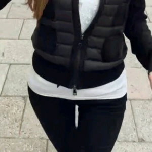 Moncler Cardigan - Hej, säljer nu min jättegulliga Moncler Cardigan. Jackan har en supersnygg roppad passform. (Bild 3 är tagen från Tanya Alhyaly) Den är i jättefint skick och bara använd en vinter💕