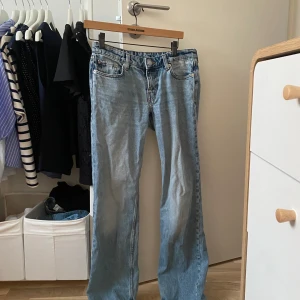 Ljusblå raka jeans från weekday - Säljer ett par klassiska ljusblå jeans från weekday  med rak passform och fyra fickor. Jeansen har lite lägre midja och är tillverkade i mjukt denimtyg. Perfekta för en avslappnad och stilren look. modellen heter Arrow. Byxorna har tidigare haft hål som har sytts ihop, för mer detaljer så kan ni höra av er privat.
