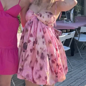 klänning - säljer denna superfina och populära klänning från NA-KD, endast använd en gång så i nytt skick! helt slutsåld på hemsidan🥰