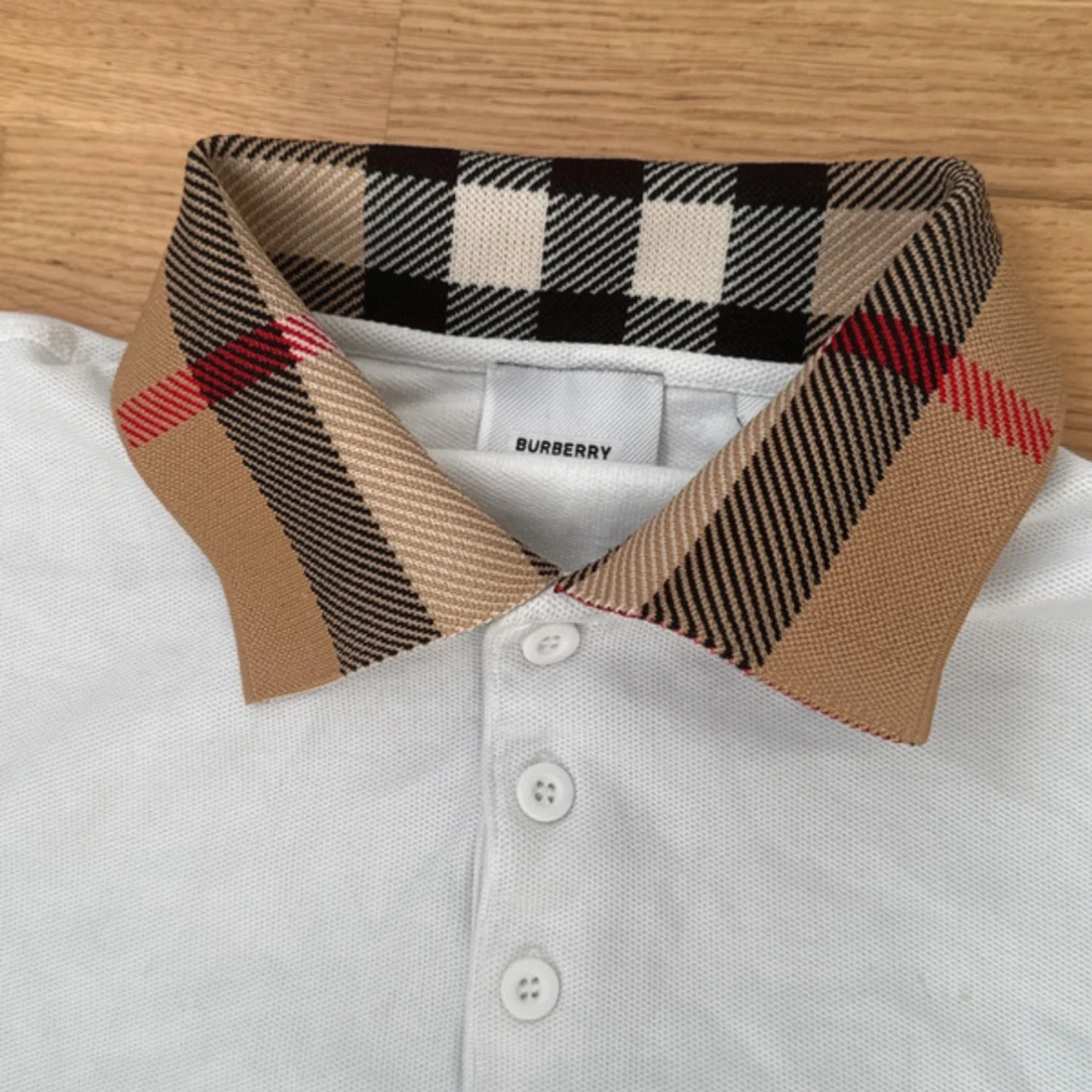 Vit Burberry pikétröja  - 1