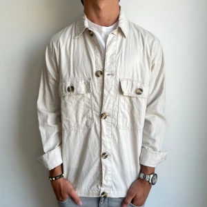 Overshirt - Riktigt snygg overshirt perfekt inför sommaren | Strl - S | Skick - 9/10 | Nypris - ca 1200kr | För ytterligare frågor är det bara att skriva 🗣️