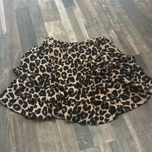 Leopardmönstrad volangkjol - Säljer en leopardmönstrad kjol som är perfekt för sommaren! Den har en bekväm passform, inbyggda shorts och är väldigt skön att bära.  