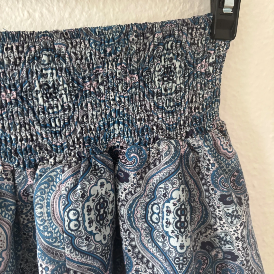 Blå paisleymönstrad kortkjol - 1