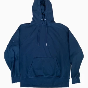 Svart hoodie  - Svart hoodie från H&M. Den är mer svart i verkligheten än vad som visas på bilden. Jätte basic och bra hoodie att ha i garderoben. Super skön och snygga och bra skick. Hör av dig vid några frågor💞