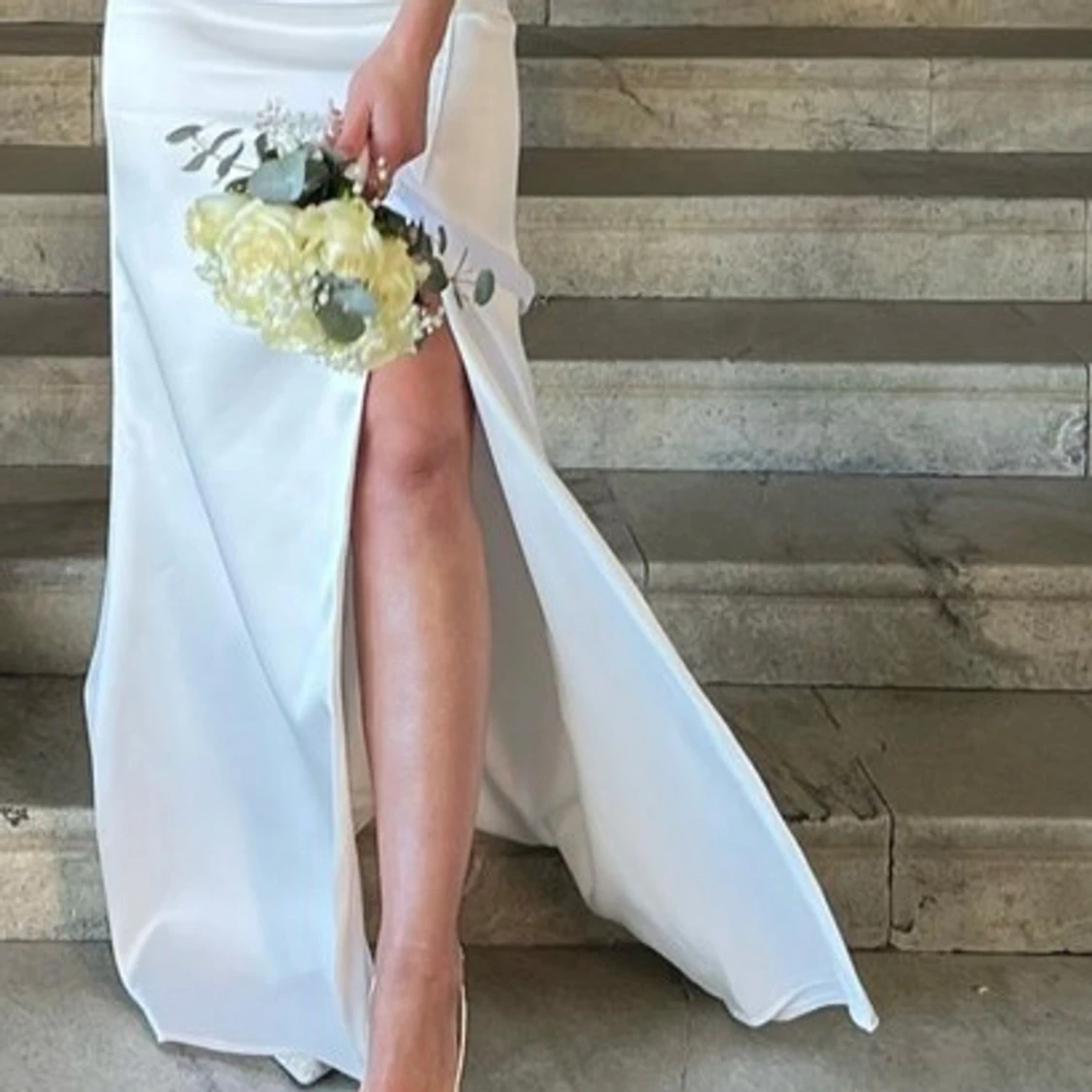 Brudklänning med volangärmar och släp - 1