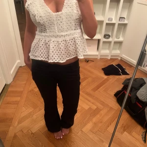 Pepe jeans  - Snygga lågmidjade Pepe Jeans i modellen Flare. Materialet är i lite mocka vilket gör dom lite unika. Stolen W27 L30