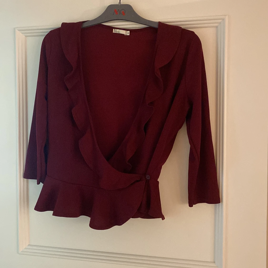 Vinröd omlottopp med volang - 1