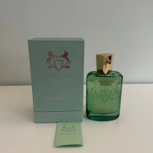 Parfums de Marly Greenley 125ml - Greenley från Parfums de Marly är en lyxig parfym i en stilren grön glasflaska med guldigt lock och präglad logga med två hästar. Kommer i matchande grön ask och medföljande informationshäfte. Flaskan rymmer 125 ml och utstrålar exklusivitet och modern elegans.