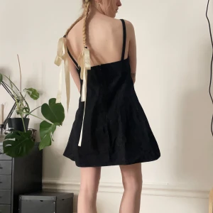 Svart klänning - Egensydd A-line klänning i svart denim, gjord för mina mått som är storlek S ❤️ Kort längd, med fickor 🫶🏻 gjord i ett stelt tyg så den håller A-line formen fint 