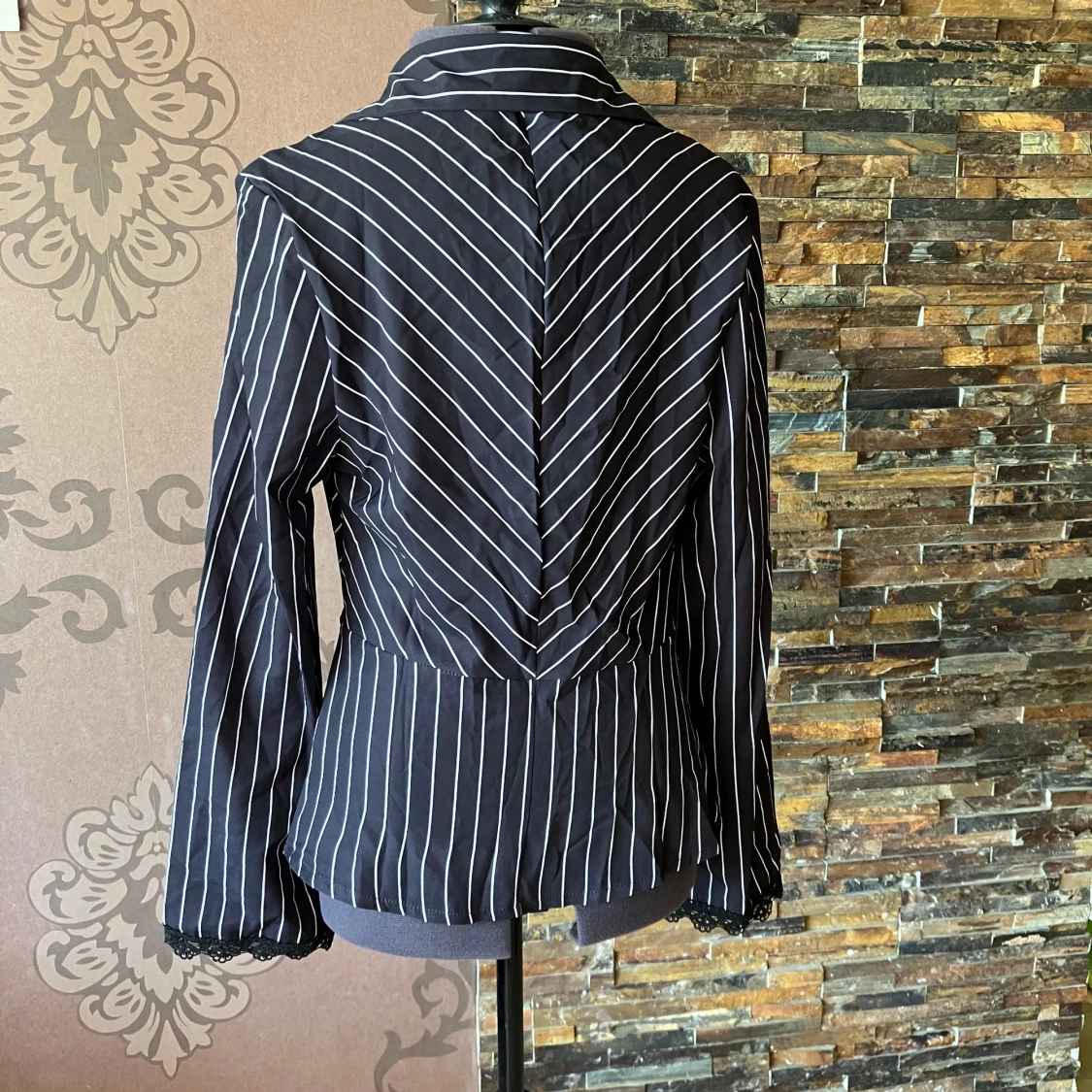 Svart randig skjorta med spetsdetaljer - 1