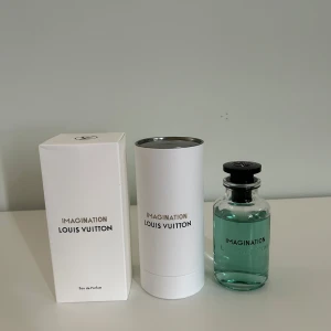 Louis Vuitton Imagination parfym 100ml - Exklusiv parfym från Louis Vuitton, Imagination Eau de Parfum. Flaskan är i genomskinligt glas med svart lock och turkosblå vätska. Kommer med original vit kartong och rund förvaringsask. Lyxig och stilren design, perfekt för dig som gillar premiumdofter.