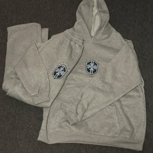 Grå tracksuit med saint tryck - Grå tracksuit från Saint. Kan köpas enskilt. Pris kan diskuteras 