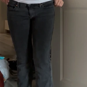 Svarta bootcut jeans från Gina tricot - Snygga svarta jeans från Gina tricot med bootcut passform och klassiska femficksdetaljer. Jeansen har en mörk tvätt och coola broderade bakfickor. Perfekta till sneakers eller boots och tillverkade i mjukt jeanstyg för en bekväm känsla. Köptes för 499kr så säljes för 300kr. Dom är i väldigt bra skick och inga defekter eller liknande! Bara att höra av dig🥰