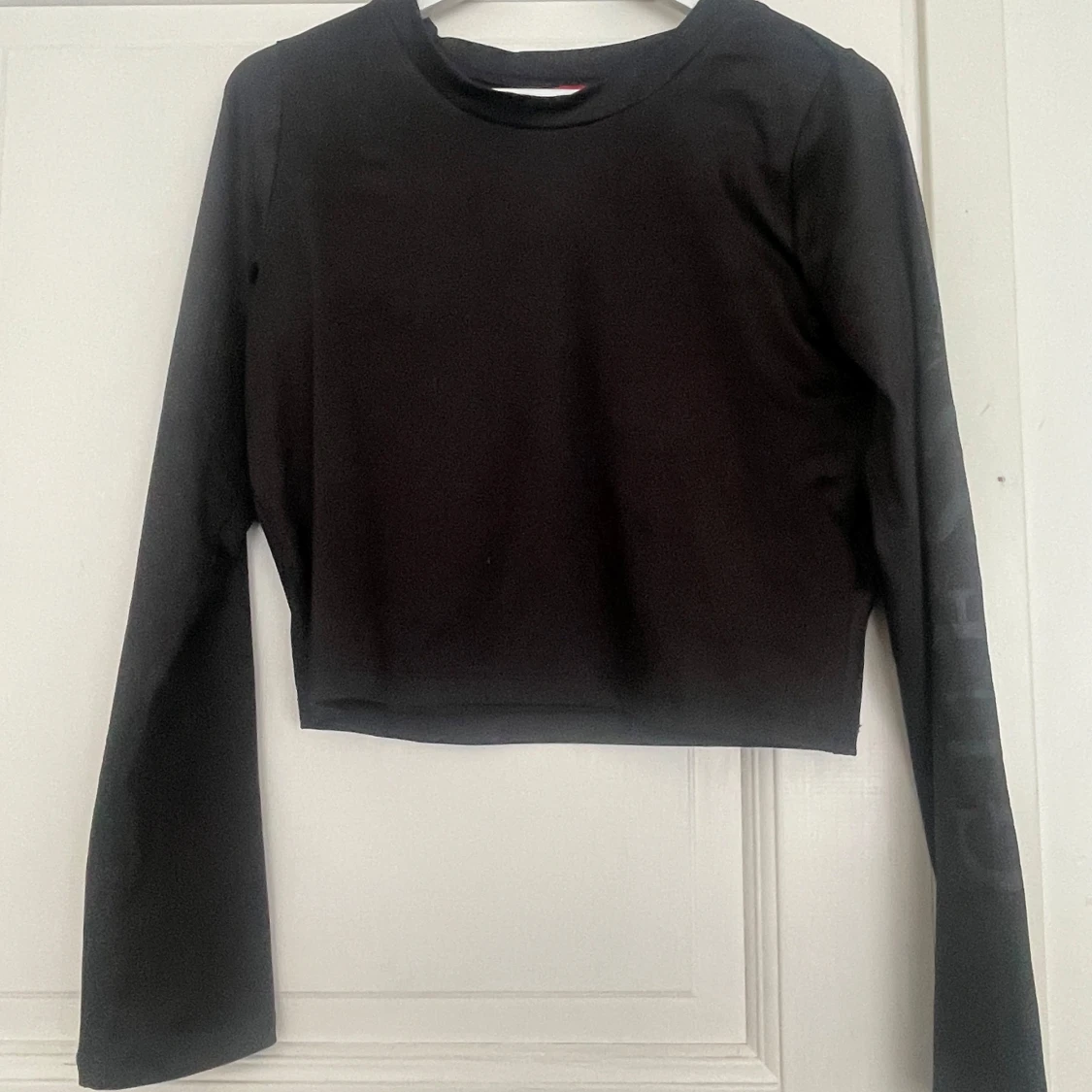 Svart croppad långärmad topp Guess