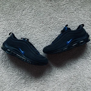 Air Max 97 GS  - Riktigt snygga air Max 97 GS i färgerna svart, hero blue och hyper royal blue. Nypris är ungefär 1500kr. Skriv gärna om du har några funderingar.