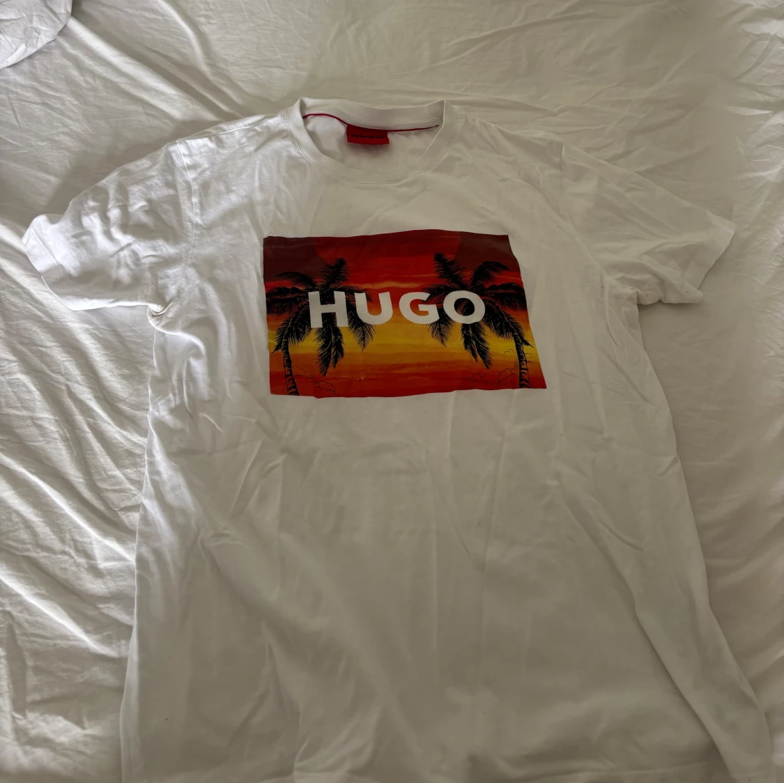 Vit t-shirt med palmtryck från HUGO