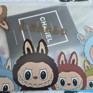 Söta pärmar med tecknade figurer - Tre genomskinliga pärmar med dragkedja, dekorerade med färgglada och gulliga tecknade figurer i olika stilar. Perfekta för att förvara småprylar, papper eller skolgrejer. Motiven inkluderar Labubu, Sanrio och Baby three. Säljs för 39kr / styck. 