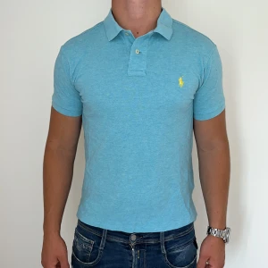 Ralph Lauren piké slim fit  - Ralph Lauren piké | skick 9/10 | Storlek M | Pris - 499kr | Modellen är ca 178cm lång | Hör av dig vid minsta fråga eller fundering!!
