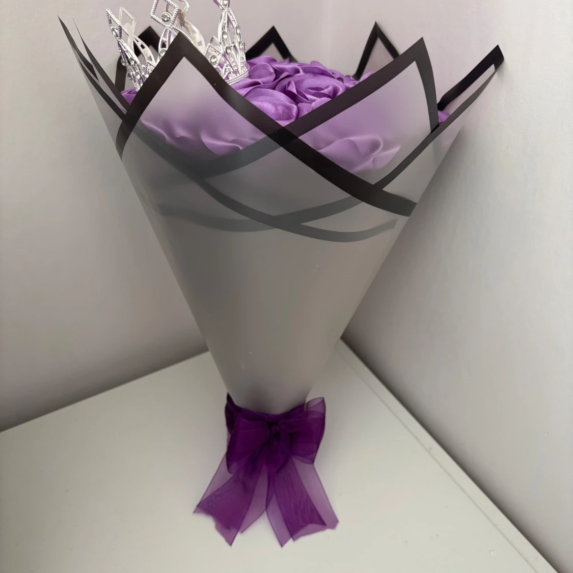 Lila evighetsbukett med silvrig krona - 2