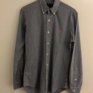 Rutig skjorta från Polo Ralph Lauren - Rutig snygg raffe skjorta med rosa logga på bröstet i mycket bra skick!🙌 Bara att höra av dig vid frågor🤝