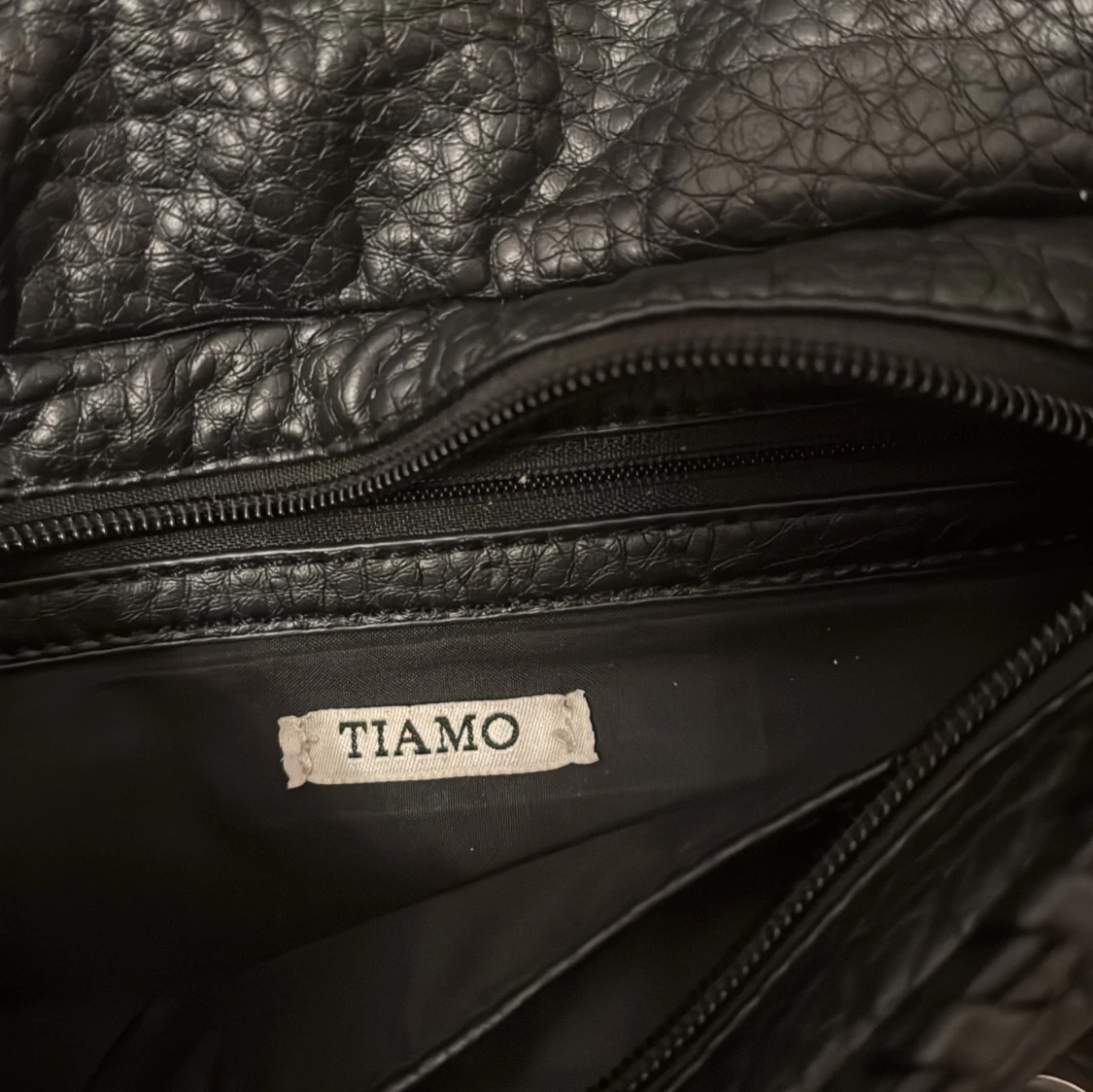 Svart axelväska med kedja från Tiamo - 2