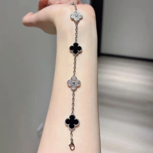 Svart klöver armband  - Säljer detta eleganta armband med svart klöver ❤️ Armbandet är i rostfritt stål som håller sig fint länge. Helt nytt och aldrig använt!