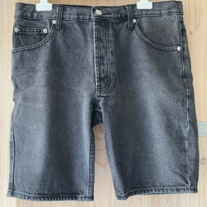 Cheap Monday jeansshorts - Svarta oanvända i storlek W30. Upphämtning i Stockholm fungerar.