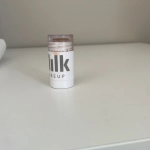 Milk Makeup bronzer stick - OBS ÄR ANDVEND‼️Bronzer stick från Milk Makeup i en varm brun nyans. Kommer i en smidig vit plastförpackning med genomskinligt lock. Perfekt för att skapa en solkysst look eller contoura ansiktet. Enkel att applicera direkt på huden tack vare stickformatet.kan va lite torr men bra färgen är baked 