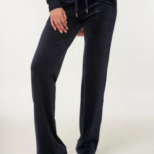 Juicy Couture byxor - Säljer nu mina juicy couture mjukisbyxkor i färgen night sky. Köpte för ca 2 år sedan men nu passar de inte riktigt min stil längre. De är i bra skick utan några defekter,nypris är 1200 kronor och jag säljer de för 500. Skriv privat för fler frågor💕💕