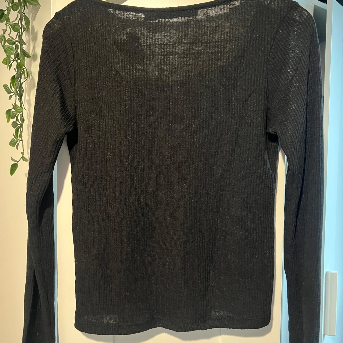 Svart ribbad långärmad topp med spets - 1