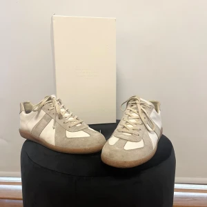 Maison Margiela Gats - Säljer sessa Gats då jag vill köpa något nytt. Skick 8/10 men kan bli 9/10 med tvätt. Storlek 44 och självklart äkta. Allt og ingår. Hör av er vid frågor eller funderingar.👍