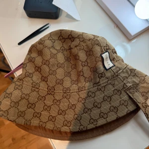 Beige bucket hat från Gucci med GG-mönster - PRIS KAN DISKUTERAS OCH VLI MYCKET BILLIGARE 