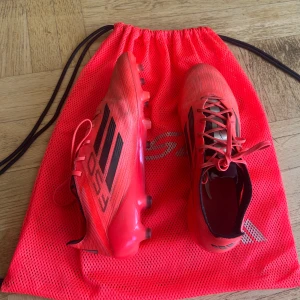 Adidas F50 elite AG - Skorna f50 i använt skick men har fortfarande mycket kvar att ge. Skopåse medföljer. Hör av er vid minsta fråga.