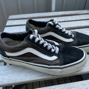 Klassiska svarta Vans - Säljer ett par äkta Vans i klassisk svart färg - passar i alla lägen!  De är något slitna på utsidan, vilket bara ger dem den där snygga, inlevda känslan – men hälen är helt hel och skorna är fortfarande superbekväma att gå i. Kan mötas upp i Göteborg eller skicka på post. 🌟