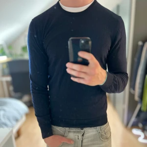 Stickad Rose & Born tröja 🇮🇹 - Mycket fint skick, inga defekter. Storlek 48/S passar dig som är mellan 178-188cm. Nypris ca 3000kr. Modellen är 185 cm, 79 kg. Skriv för mer information!🤝