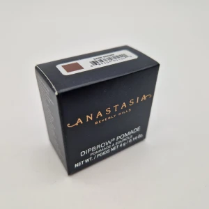 Anastasia Dipbrow Pomade Dark Brown - Dipbrow Pomade från Anastasia Beverly Hills i färgen Dark Brown. Perfekt för att skapa fylliga och definierade bryn med en krämig formula som är lätt att arbeta med. Kommer i en snygg svart förpackning och innehåller 4g produkt.