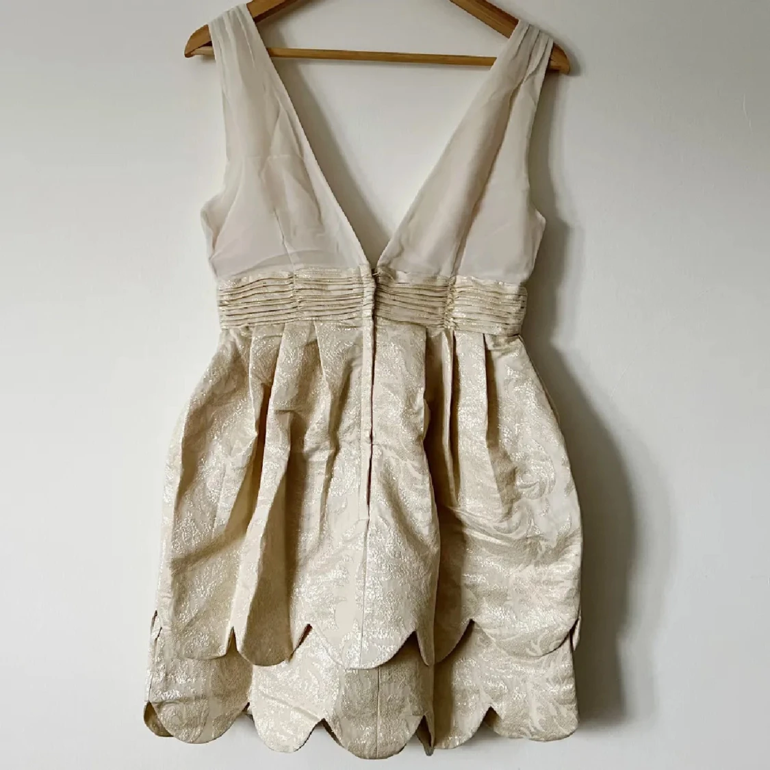 Vit kort klänning med djup v-ringning - 3