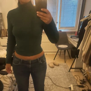 Zara polotröja  - Mörkgrön polotröja från zara som har aldrig kommit till användning, inga defekter, i bra mycket bra skick. Kontakta mig vid frågor💕😊