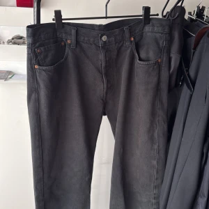 Levis 501 jeans - Säljer ett par svarta Levis 501 jeans som är i jätte bra skick, enkla att matcha och väldigt unika. Priset kan diskuteras!