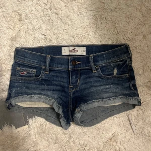 Lågmidjade hollister jeansshorts  - Fina lågmidjade jeansshorts från hollister, sparsamt använda och är i toppen skick! Shortsen är från 2014 så de är även perfekt lågmidjade precis som man vill ha!  Pris kan diskuteras 